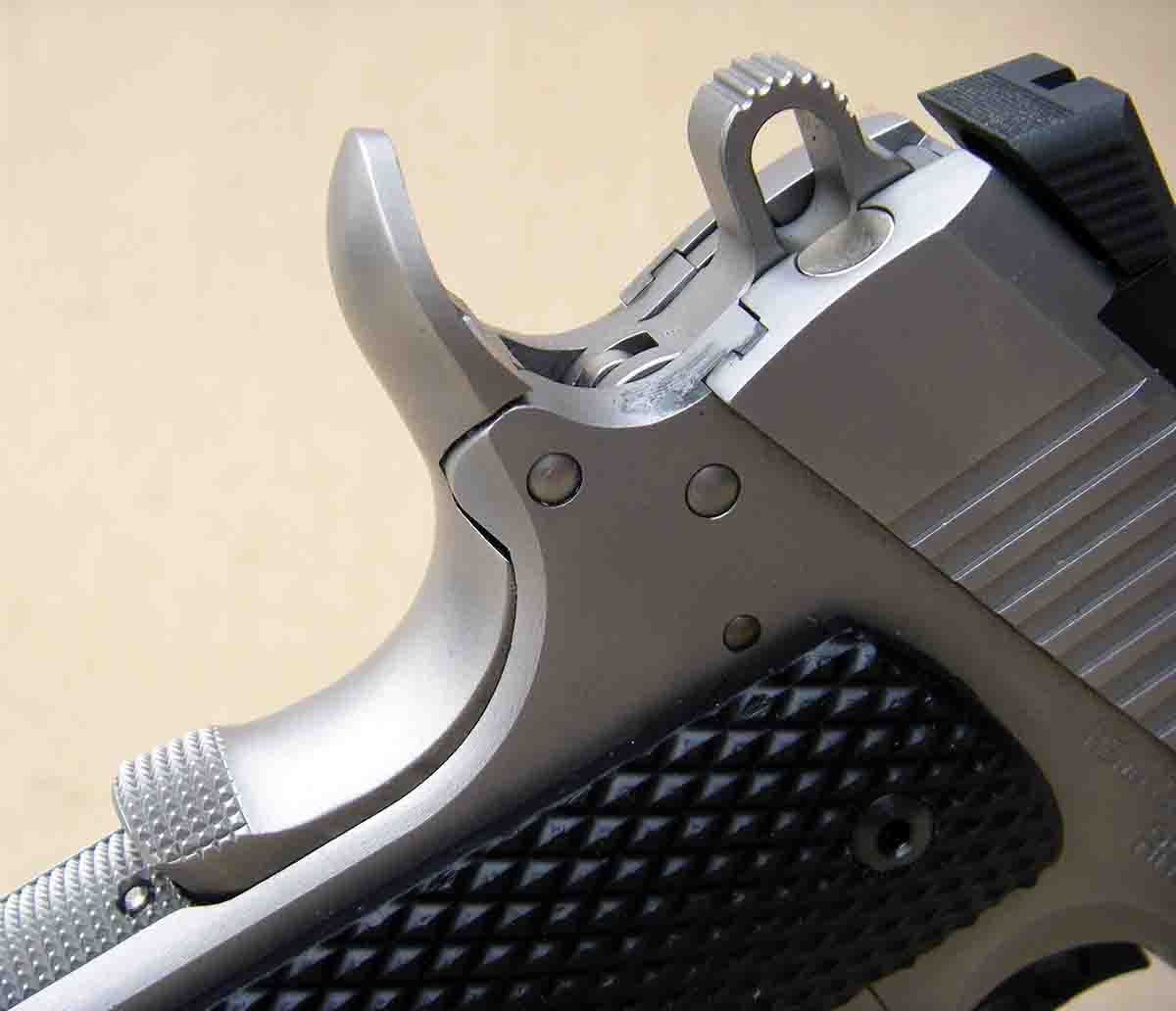 The grip safety is a beavertail pattern that offers the shooter a high grip and features a knurled memory pad.